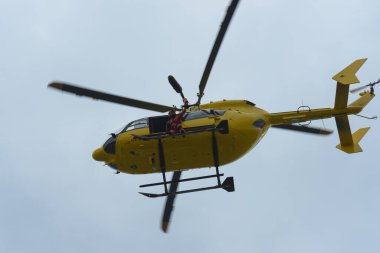 İtfaiyeciler, Fransa 'daki eğitim sırasında helikopterle bir yaralıyı tahliye ediyorlar.