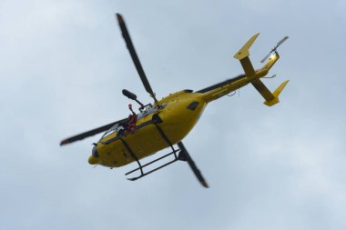 İtfaiyeciler, Fransa 'daki eğitim sırasında helikopterle bir yaralıyı tahliye ediyorlar.