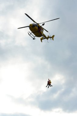 İtfaiyeciler, Fransa 'daki eğitim sırasında helikopterle bir yaralıyı tahliye ediyorlar.