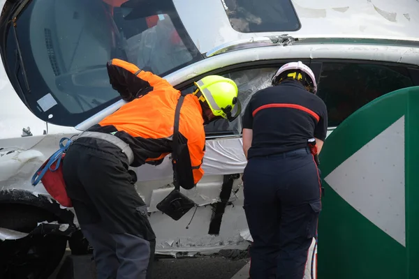 Einsatz Der Feuerwehr Bei Einem Verkehrsunfall Frankreich — Stockfoto