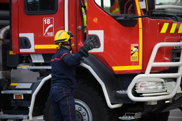 在法国接受训练时正在作战的消防员 — 图库照片