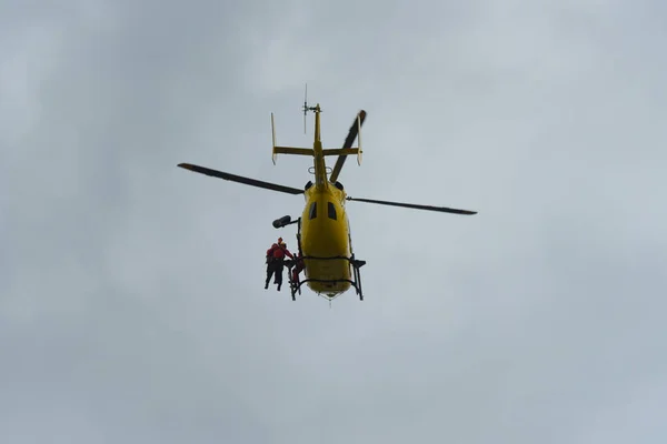 Пожарные Эвакуируют Пострадавших Вертолете Время Учений Франции — стоковое фото