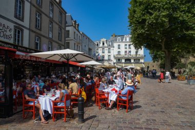 SAINT MALO - FRANCE - EYLÜL 2021: Britanya 'nın ortaçağ şehri Saint Malo' nun caddesi