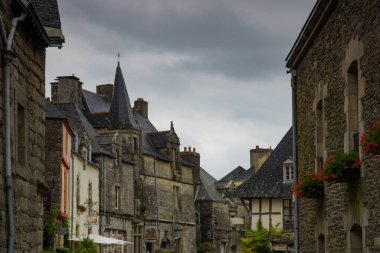 ROCHEFort EN TERRE - FRANCE - EYLÜL 2021: Fransa 'nın Brittany kentindeki ortaçağ Rochefort en Terre köyünün sokak manzarası