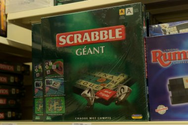 MELUN - FRANCE - 2021 ARALIK: Bir oyuncakçıdaki Scrabble oyununa bakış