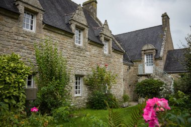 Brittany Finistere 'deki sevimli ortaçağ köyü Locronan' a bakın.
