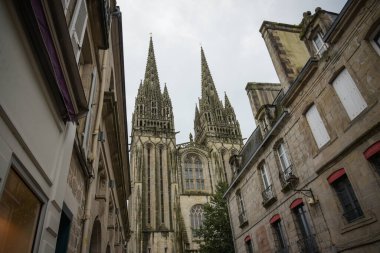 Brittany Finistere 'deki Quimper kasabasının sokak manzarası
