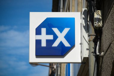 EYLÜL 2021 - LANNION - FRANCE: ünlü banka üreme tabelalarında görünüm