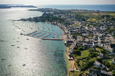 Brittany Finistere 'deki Fransız şehri Locmariaquer' in hava görüntüsü.