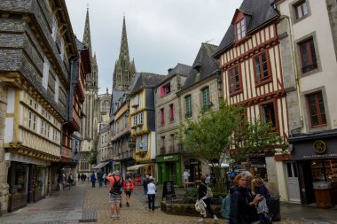 EYLÜL 2021 Brittany 'deki Quimper şehrinin caddesine bakın.