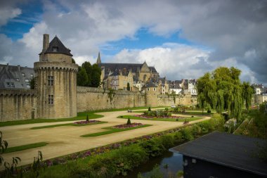 Vannes surlarına ve Morbihan 'daki çiçek bahçesine bakın.