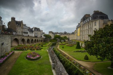 Vannes surlarına ve Morbihan 'daki çiçek bahçesine bakın.