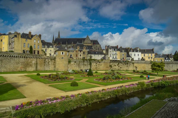 Blick Auf Die Stadtmauern Von Vannes Und Seinen Blumengarten Morbihan — Stockfoto