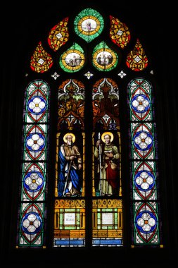 Brittany Finistere 'deki Aziz Thegonnec kilisesinin mozaik camına bakın.