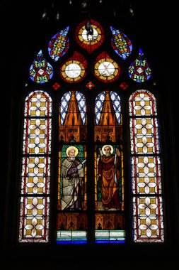 Brittany Finistere 'deki Aziz Thegonnec kilisesinin mozaik camına bakın.