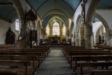 Brittany Finistere 'deki Guimiiliau kilisesinin iç manzarası