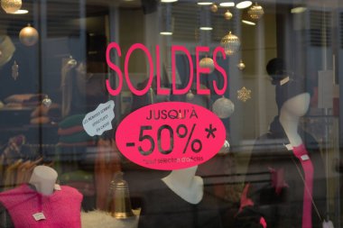 Fransa 'da vitrinlerdeki satış posterlerinin görüntüsü