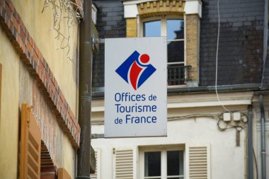 FEBRUARY 2021 - FONTAINEBLEAU - FRANCE: Fransa Turizm Dairesi tabelasında görünüm