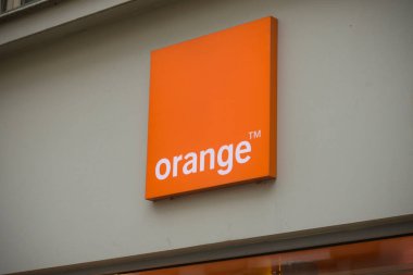 FEBRUARY 2021 - FONTAINEBLEAU - FRANCE: turuncu tabelada görünüm