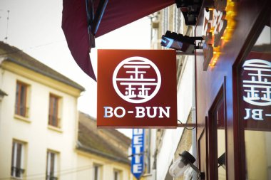 FEBRUARY 2021 - FONTAINEBLEAU - FRANCE: Bo-Bun tabelasında görünüm