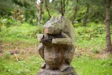 Ekim 2021 - VINCENNES - FRANCE: Fransa 'da Vincennes ormanındaki bir ağaç gövdesindeki heykel