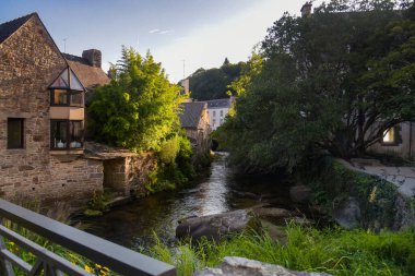 Brittany 'deki Pont Aven köyüne bakın.