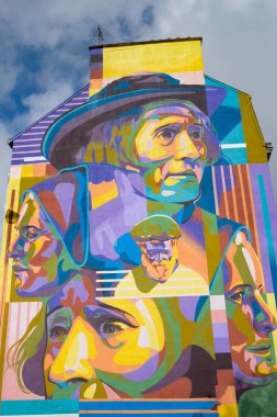 EYLÜL 2021 - Vannes, Fransa 'daki bir binada sokak sanatının fotoğrafçılığı
