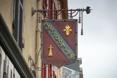 Fransa 'da bir antika tabelasının görünümü