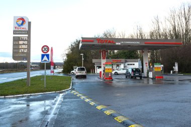 14 Şubat 2022 - GRETZ SUR KAYIP - FRANCE: Toplam benzin istasyonu, litre başına 10 santimetrelik indirim günü