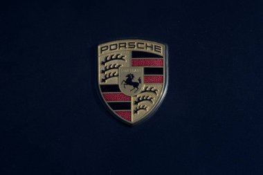 EYLÜL 2021 - MELUN - FRANCE: Porsche logosu, ünlü bir araba işaretidir