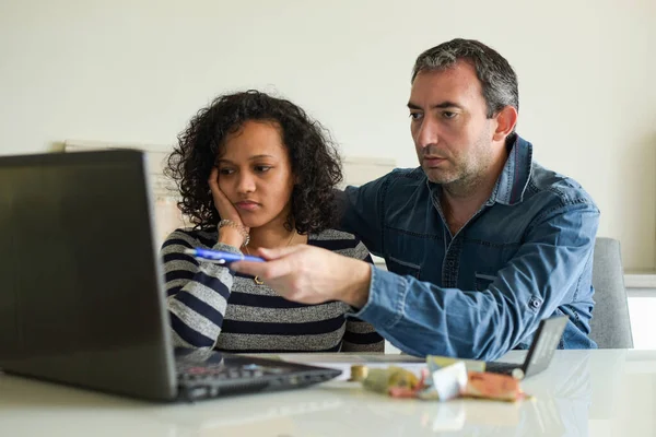 Interraciaal Koppel Dat Consumentenrekeningen Thuis Beheert — Stockfoto