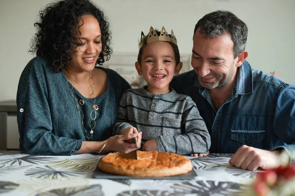 自宅で王のケーキの前の家族 — ストック写真