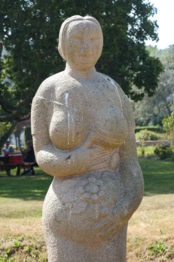 Brittany 'nin Perros Guirec kasabasındaki granit heykel manzarası