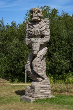 Brittany 'nin Perros Guirec kasabasındaki granit heykel manzarası