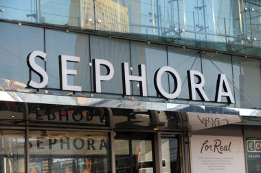 FEBRUARY 2022 - LA DEFENSE - FRANSA: Sephora tabelasında görünüm