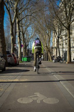 Fransa 'da Paris' te bisiklet yolu manzarası