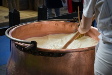 Ziraat fuarında peynir atölyesinde ısıtılan süt kazanının görüntüsü