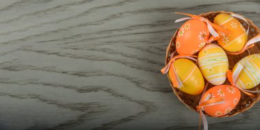 Paskalya 'da şablon ve gri ahşap arka planda yumurtalar