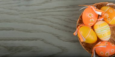 Paskalya 'da şablon ve gri ahşap arka planda yumurtalar