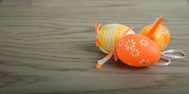 Paskalya 'da şablon ve gri ahşap arka planda yumurtalar