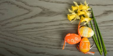 Paskalya 'da şablon ve gri ahşap arka planda yumurtalar