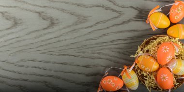 Paskalya 'da şablon ve gri ahşap arka planda yumurtalar