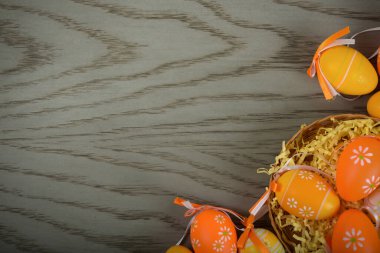 Paskalya 'da şablon ve gri ahşap arka planda yumurtalar