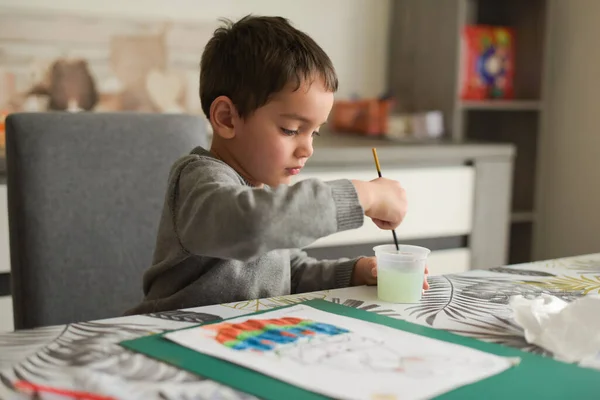 Joven Caucásico Chico Haciendo Pintura Casa Con Placer — Foto de Stock