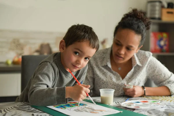 Metis Madre Haciendo Pintura Con Hijo Casa — Foto de Stock