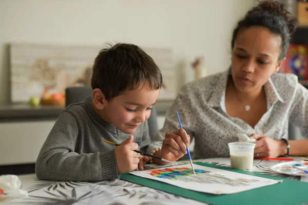 Metis Madre Haciendo Pintura Con Hijo Casa — Foto de Stock