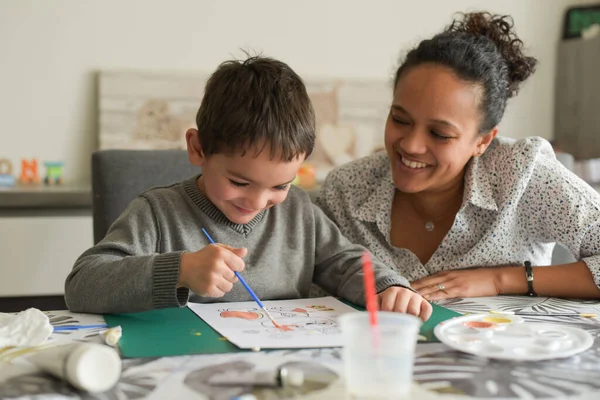 Metis Madre Haciendo Pintura Con Hijo Casa — Foto de Stock