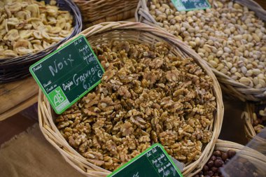 Bir dükkanda kurumuş meyve görüntüsü