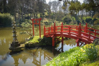 Maulevrier 'in doğu bahçesindeki güzel kırmızı köprünün manzarası