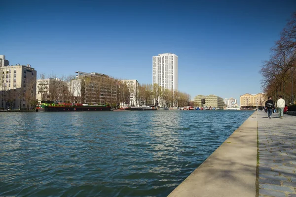 Mart 2022 - Paris - Fransa: Paris 'teki Saint Martin Kanalı manzarası